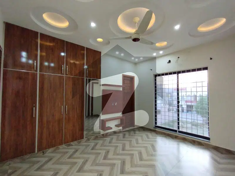 10 Marla VIP Luxury Upper Portion For Rent In Bahria Town Lahore.