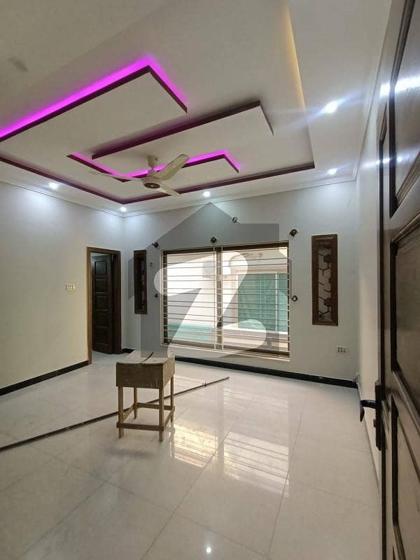 Brand New Condition 10 Marla Upper Portion For Rent In Phs 8 Lake View Block With Gas Near Park Mosque Commercial Shopping Mall Beauty Location 3 Cars Parking