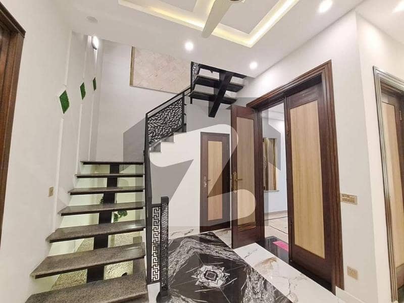 سلطان ٹاؤن لاہور میں 9 کمروں کا 5 مرلہ مکان 1.3 لاکھ میں کرایہ پر دستیاب ہے۔