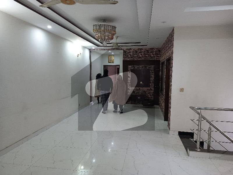 ویلینشیاء ہاؤسنگ سوسائٹی لاہور میں 2 کمروں کا 10 مرلہ بالائی پورشن 46.0 ہزار میں کرایہ پر دستیاب ہے۔