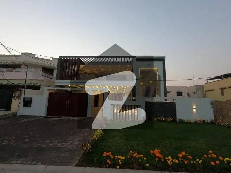550 Sq Yd Double Unit House For Sale
