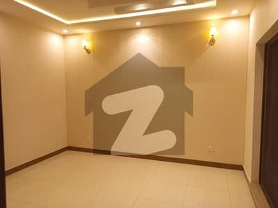 کینال گارڈن - ٹپ سیکٹر کینال گارڈن,لاہور میں 2 کمروں کا 5 مرلہ زیریں پورشن 29.5 ہزار میں کرایہ پر دستیاب ہے۔