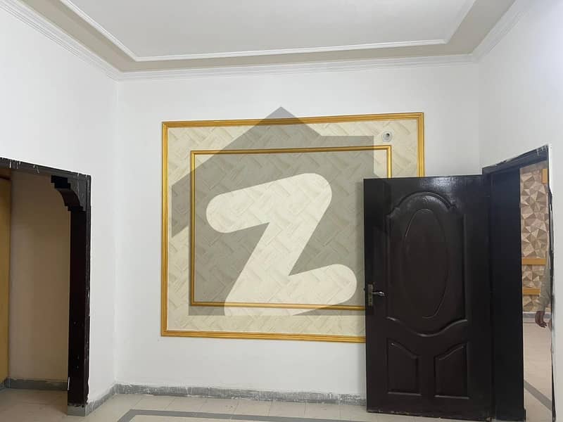 پی آئی اے ہاؤسنگ سکیم لاہور میں 4 کمروں کا 11 مرلہ مکان 1.4 لاکھ میں کرایہ پر دستیاب ہے۔