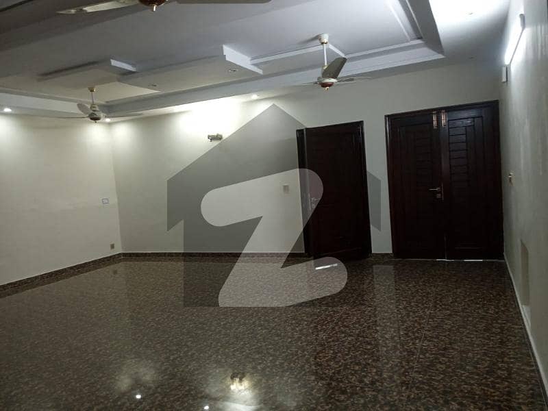 فیصل ٹاؤن ۔ بلاک سی فیصل ٹاؤن,لاہور میں 4 کمروں کا 10 مرلہ مکان 4.3 کروڑ میں برائے فروخت۔