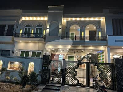 ڈی سی کالونی - مہران بلاک ڈی سی کالونی,گوجرانوالہ میں 5 کمروں کا 10 مرلہ مکان 4.2 کروڑ میں برائے فروخت۔
