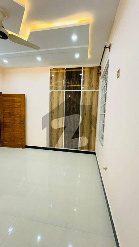 سیٹیلائیٹ ٹاؤن - بلاک ڈی سیٹیلائیٹ ٹاؤن,راولپنڈی میں 4 کمروں کا 3 مرلہ مکان 2.7 کروڑ میں برائے فروخت۔