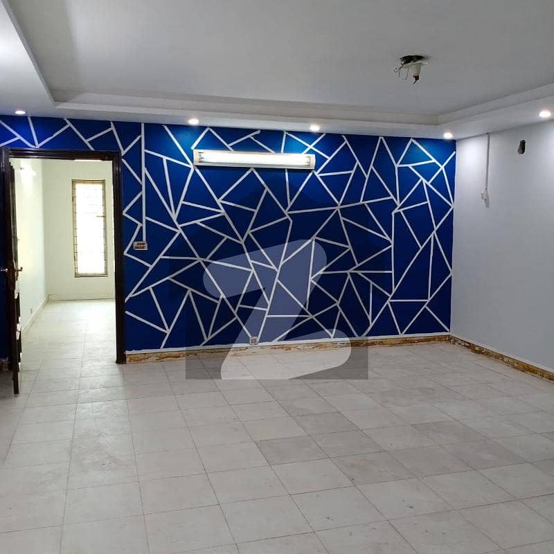مدینہ ٹاؤن فیصل آباد میں 5 کمروں کا 10 مرلہ مکان 1.1 لاکھ میں کرایہ پر دستیاب ہے۔