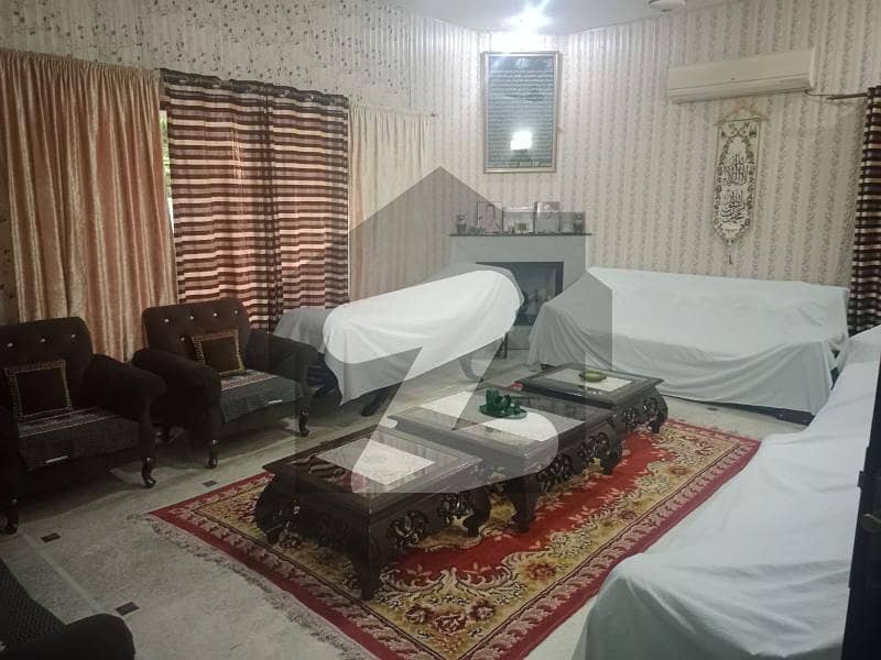 ڈی ایچ اے فیز 2 - بلاک ایس فیز 2,ڈیفنس (ڈی ایچ اے),لاہور میں 4 کمروں کا 1 کنال مکان 5.5 کروڑ میں برائے فروخت۔