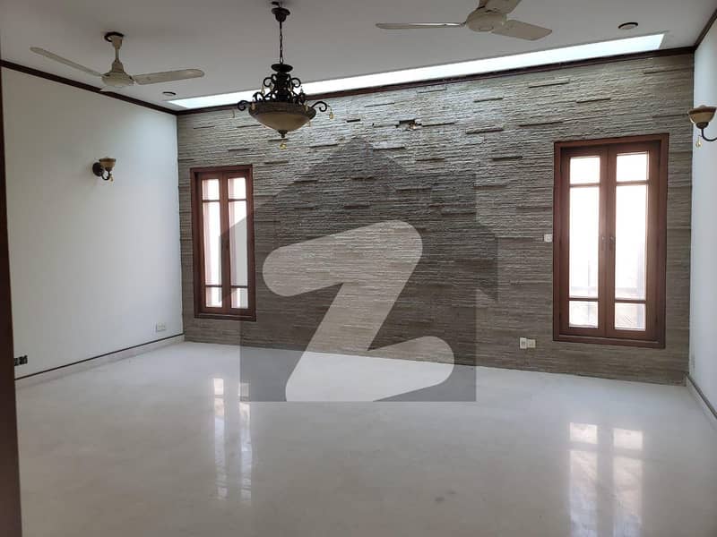 خیابان اتحاد روڈ کراچی میں 6 کمروں کا 2 کنال مکان 11.0 لاکھ میں کرایہ پر دستیاب ہے۔