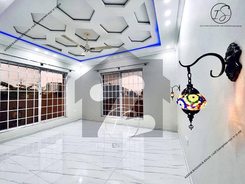 مین مانسہرہ روڈ ایبٹ آباد میں 6 کمروں کا 10 مرلہ مکان 3.3 کروڑ میں برائے فروخت۔