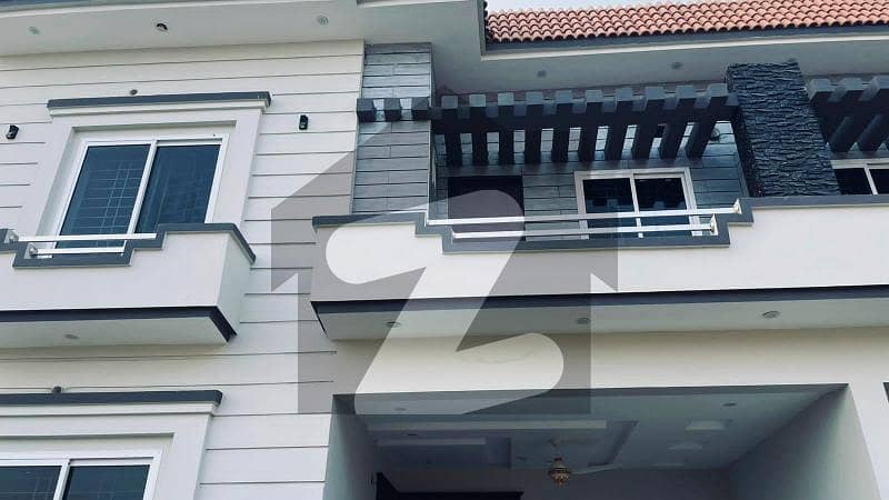 کینٹ ہاؤسنگ سکیم چناب رینجرز روڈ,سیالکوٹ میں 4 کمروں کا 6 مرلہ مکان 2.7 کروڑ میں برائے فروخت۔
