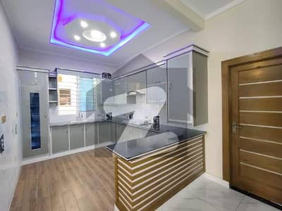 سوان گارڈن اسلام آباد میں 6 کمروں کا 10 مرلہ مکان 3.6 کروڑ میں برائے فروخت۔
