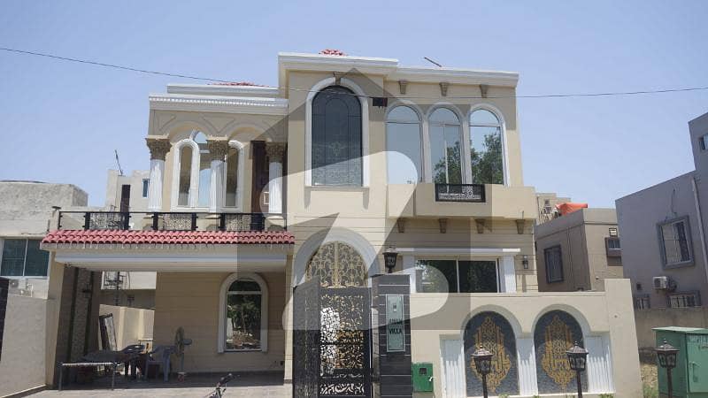 10 Marla Lavish House For Sale in Bahria Town Lahore