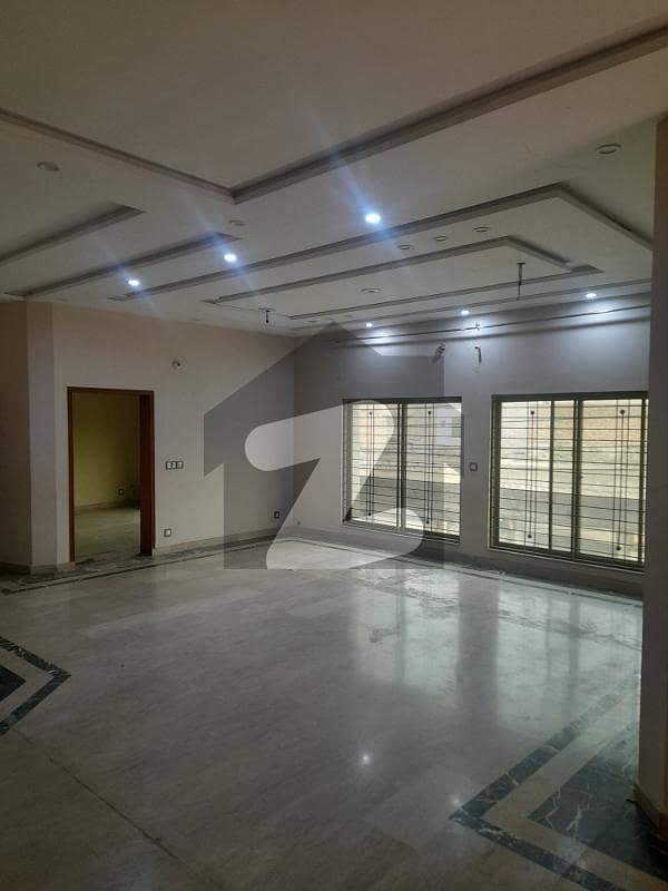 کینال بینک ہاؤسنگ سکیم لاہور میں 6 کمروں کا 10 مرلہ مکان 85.0 ہزار میں کرایہ پر دستیاب ہے۔