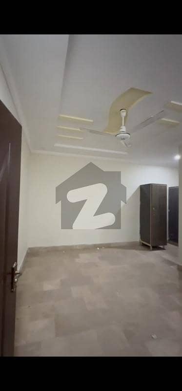 نواب ٹاؤن لاہور میں 1 کمرے کا 2 مرلہ کمرہ 15.0 ہزار میں کرایہ پر دستیاب ہے۔