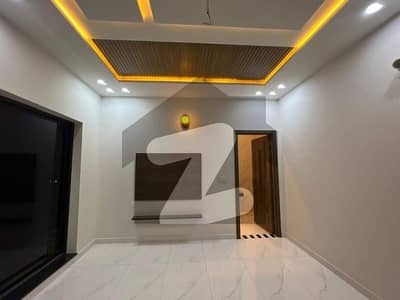 ایڈن ویلی فیصل آباد میں 5 کمروں کا 12 مرلہ مکان 7.5 کروڑ میں برائے فروخت۔