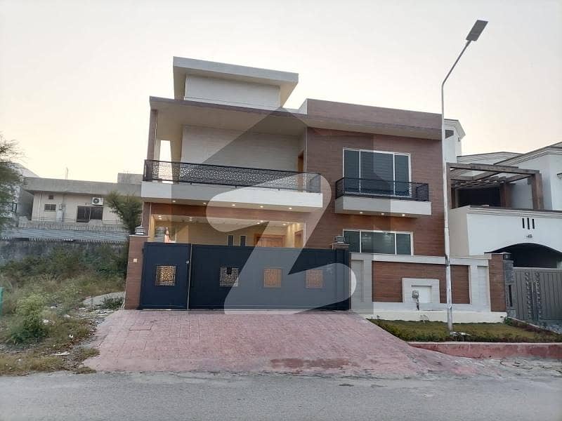 Perfect Facing Park 3200 Square Feet House In G-13/3 For Sale