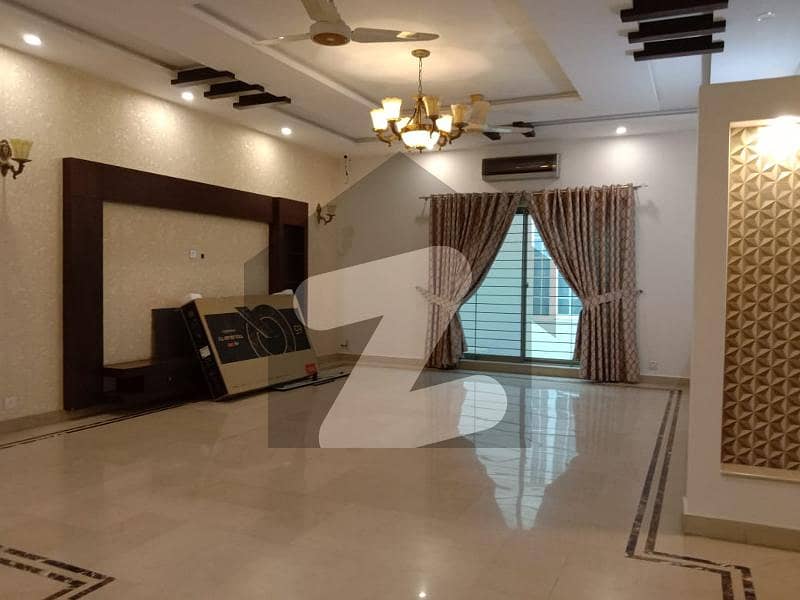 ڈی ایچ اے فیز 1 - بلاک ایل فیز 1,ڈیفنس (ڈی ایچ اے),لاہور میں 5 کمروں کا 1 کنال مکان 5.75 کروڑ میں برائے فروخت۔