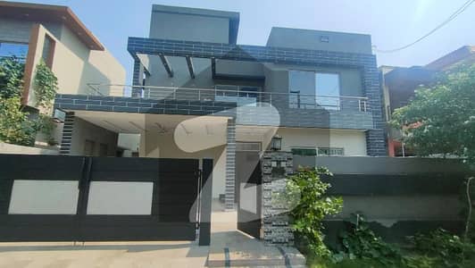 1 KANAL Luxurious House AVAILABLE FOR RENT