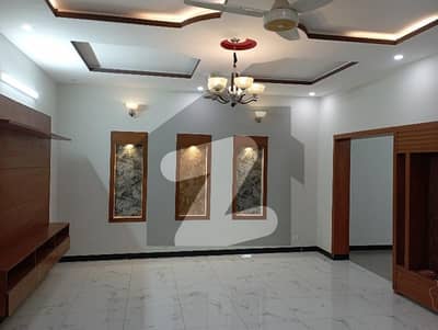 سوان گارڈن ۔ بلاک ایچ سوان گارڈن,اسلام آباد میں 6 کمروں کا 10 مرلہ مکان 3.5 کروڑ میں برائے فروخت۔