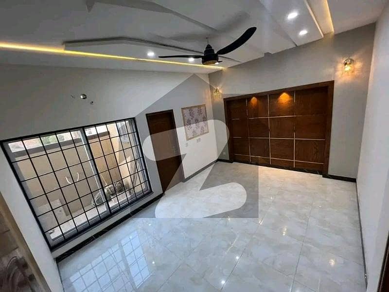 KANAL HOUSE AVAILALBLE FOR SALE ON HOT LOCATION