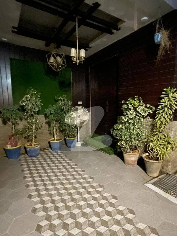 ٹیپو سلطان روڈ کراچی میں 6 کمروں کا 9 مرلہ مکان 8.0 کروڑ میں برائے فروخت۔