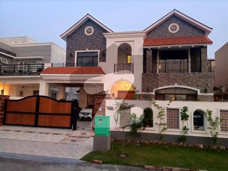 1 KANAL BEAUTIFUL UPPER PORTION FOR RENT IN DHA PHASE 8 EX AIR AVENUE