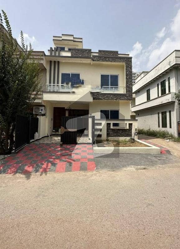 Prime Location 1000 Square Feet House In G-13 For Sale At Good Location