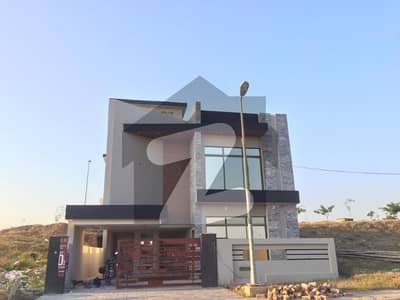 بحریہ ٹاؤن فیز 8 بحریہ ٹاؤن راولپنڈی,راولپنڈی میں 5 کمروں کا 10 مرلہ مکان 3.45 کروڑ میں برائے فروخت۔