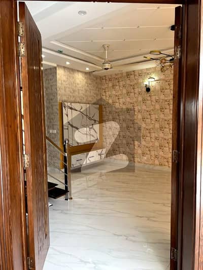 ڈی ایچ اے 9 ٹاؤن ڈیفنس (ڈی ایچ اے),لاہور میں 3 کمروں کا 5 مرلہ مکان 2.05 کروڑ میں برائے فروخت۔