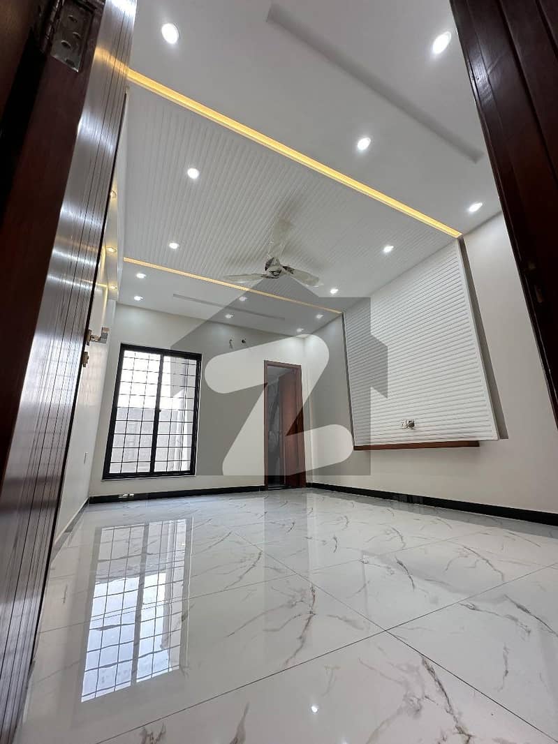 لیک سٹی ۔ سیکٹر ایم ۔ 2اے لیک سٹی,رائیونڈ روڈ,لاہور میں 5 کمروں کا 10 مرلہ مکان 1.45 لاکھ میں برائے فروخت۔