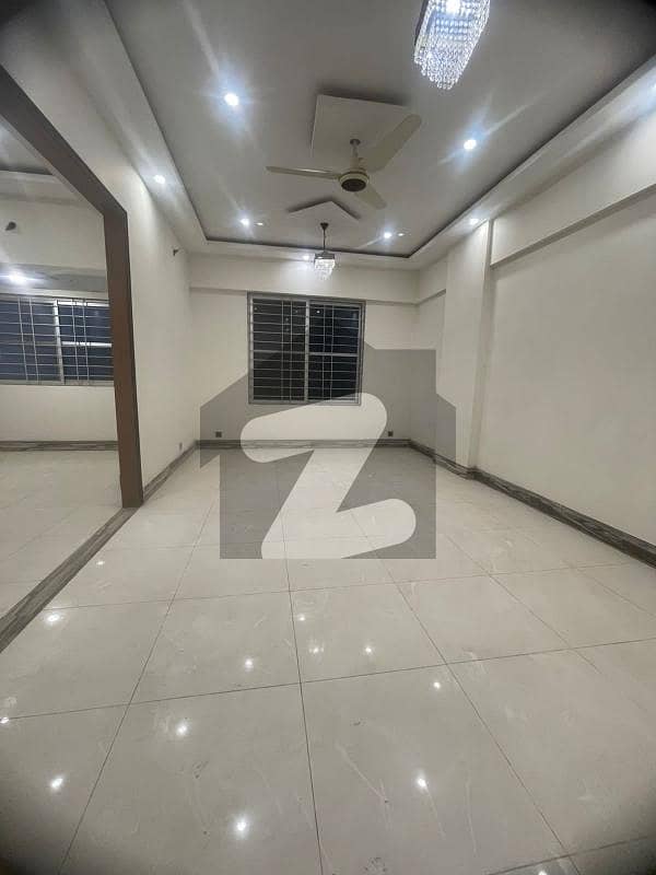 کلفٹن ۔ بلاک 5 کلفٹن,کراچی میں 3 کمروں کا 8 مرلہ فلیٹ 4.5 کروڑ میں برائے فروخت۔