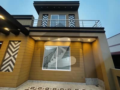 10 MARLA HOT LOCATION, BRAND-NEW HOUSE AVAILABLE FOR SALE IN UET HOUSING SOCIETY