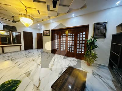 یو ای ٹی ہاؤسنگ سوسائٹی لاہور میں 5 کمروں کا 10 مرلہ مکان 3.6 کروڑ میں برائے فروخت۔