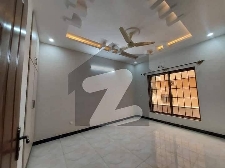 LUXURIOUS 5 MARLA BRAND NEW HOUSE FOR RENT