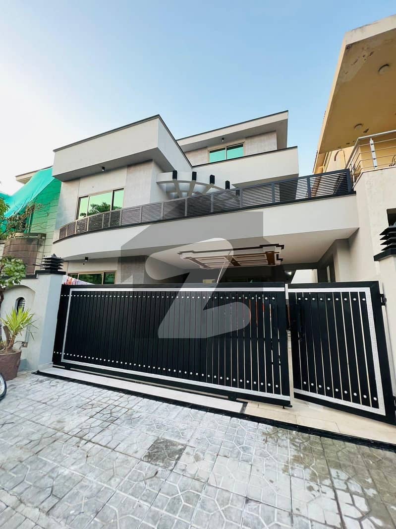 10 Marla House Available For Sale In Bahria Town