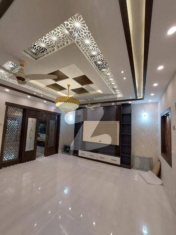بحریہ ٹاؤن سیکٹر سی بحریہ ٹاؤن,لاہور میں 5 کمروں کا 10 مرلہ مکان 2.25 لاکھ میں کرایہ پر دستیاب ہے۔