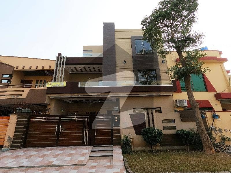 House Spread Over 10 Marla In Wapda Town Phase 1 - Block K2 Available