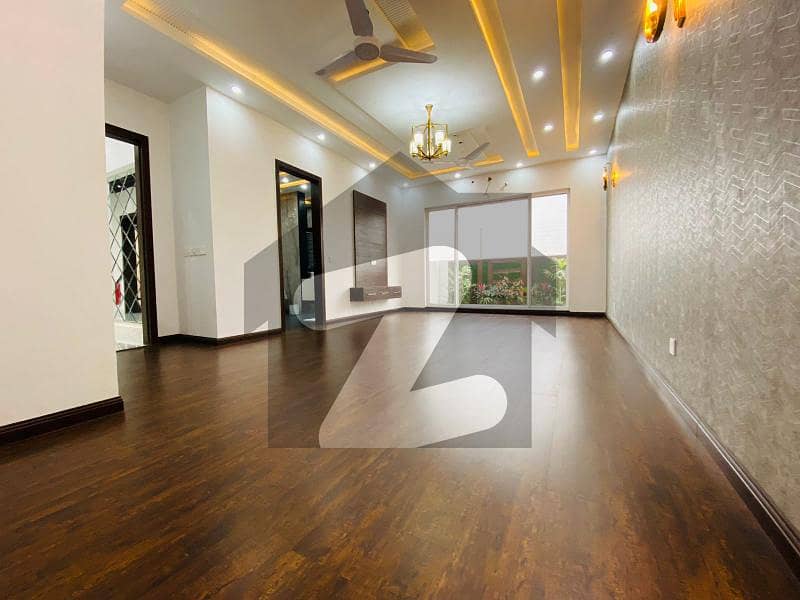 10 Marla Beautiful Modern House Available For Sale At Hot Location