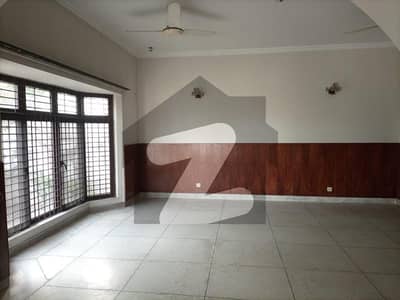 واپڈا ٹاؤن لاہور میں 3 کمروں کا 10 مرلہ مکان 3.6 کروڑ میں برائے فروخت۔