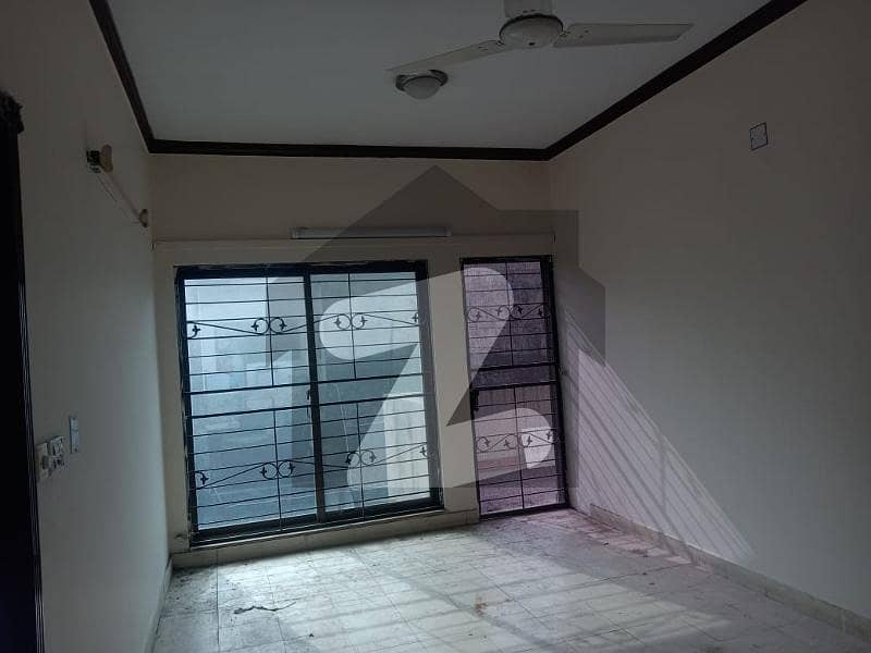 پی آئی اے ہاؤسنگ سکیم لاہور میں 4 کمروں کا 10 مرلہ مکان 1.6 لاکھ میں کرایہ پر دستیاب ہے۔