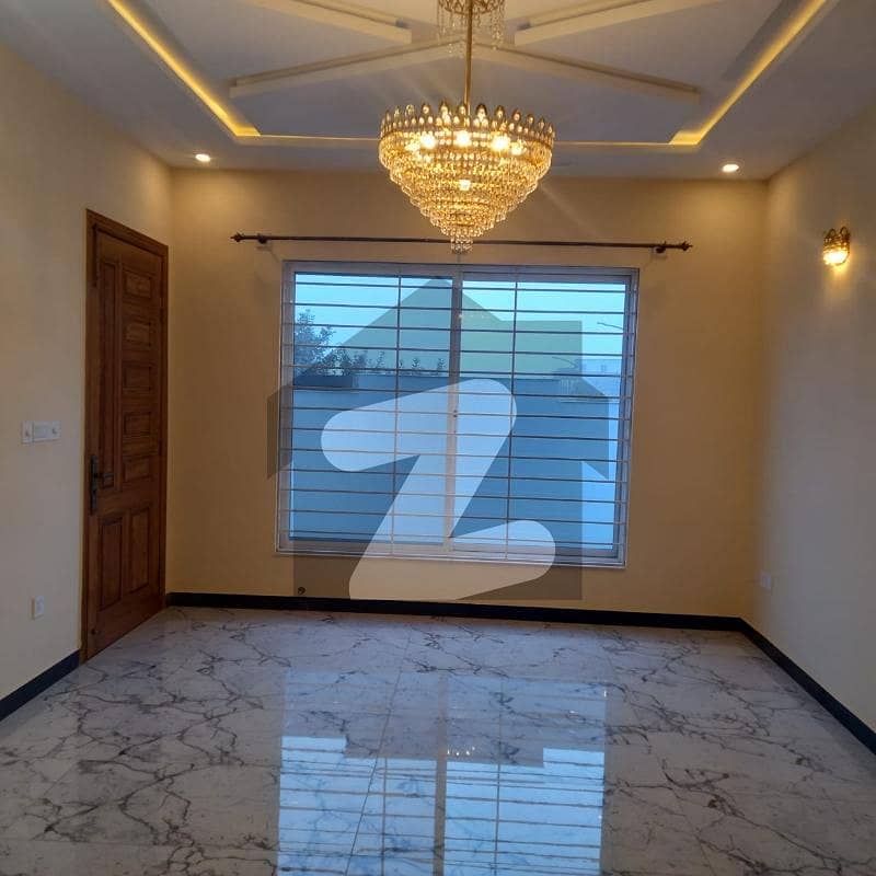 ٹاپ سٹی 1 - بلاک ڈی ٹاپ سٹی 1,اسلام آباد میں 5 کمروں کا 10 مرلہ مکان 4.3 کروڑ میں برائے فروخت۔