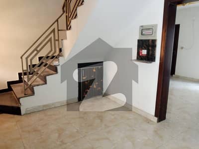 RAFI VILLA FOR SALE 5 MARLA A ONE CONDITION BOULEVARD DIRECT OWNER
