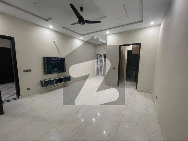 ازمیر ٹاؤن لاہور میں 8 کمروں کا 1 کنال مکان 8.5 کروڑ میں برائے فروخت۔