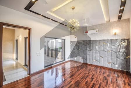 5 MARLA LIKE A BRAND NEW WITH BASEMENT BEAUTIFUL DESIGN MODERN HOUSE AVAILABLE FOR RAENT IN DHA PHSE 8 NEAR TO RING ROAD