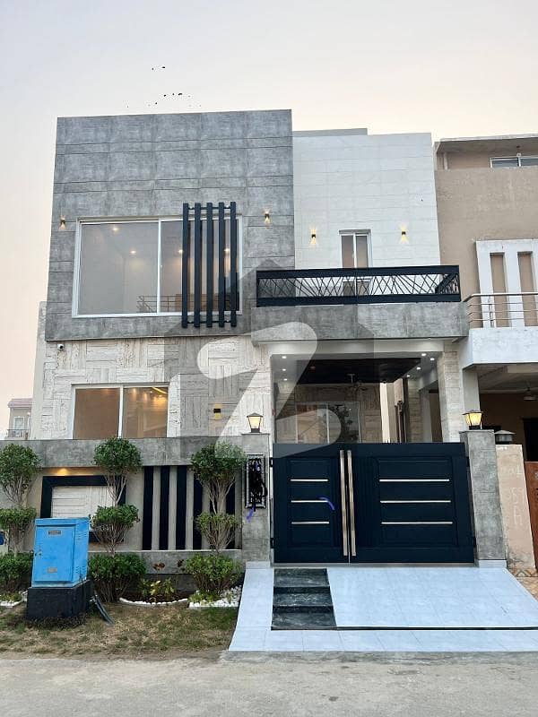 5 MARLA 4BED ROOM WITH BASEMENT HOUSE AVAILABLE FOR SALE IN DHA 9 TOWN