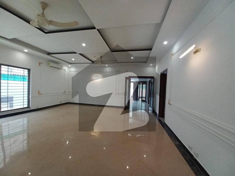 ڈی ایچ اے فیز 4 - بلاک ڈبل سی فیز 4,ڈیفنس (ڈی ایچ اے),لاہور میں 5 کمروں کا 1 کنال مکان 8.5 کروڑ میں برائے فروخت۔