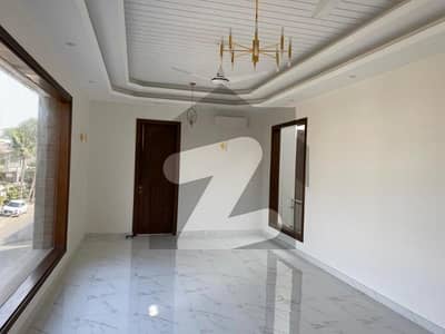 ڈی ایچ اے فیز 4 ڈی ایچ اے ڈیفینس,کراچی میں 5 کمروں کا 16 مرلہ مکان 14.75 کروڑ میں برائے فروخت۔