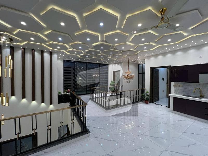 ماڈل سٹی ون کینال روڈ,فیصل آباد میں 5 کمروں کا 10 مرلہ مکان 6.0 کروڑ میں برائے فروخت۔