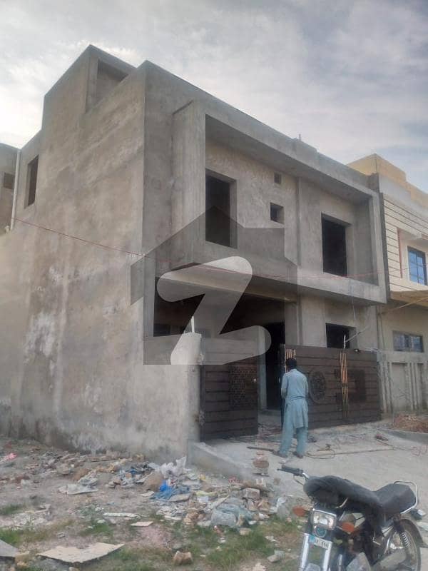 فیصل ٹاؤن - ایف ۔ 18 اسلام آباد میں 4 کمروں کا 8 مرلہ مکان 2.2 کروڑ میں برائے فروخت۔